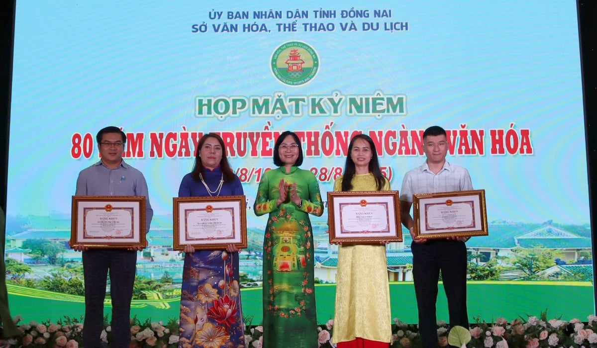 Trao Bằng khen của UBND tỉnh Đồng Nai cho các tập thể và cá nhân đạt thành tích xuất sắc tại Hội diễn Nghệ thuật quần chúng 'Tiếng hát Làng Sen' toàn quốc năm 2025. Ảnh: Tường Tú.