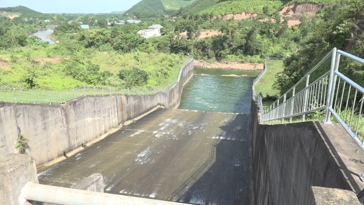 Lượng nước xả được kiểm soát chặt chẽ, đặc biệt trong mùa mưa lũ. Ảnh: Quang Linh.