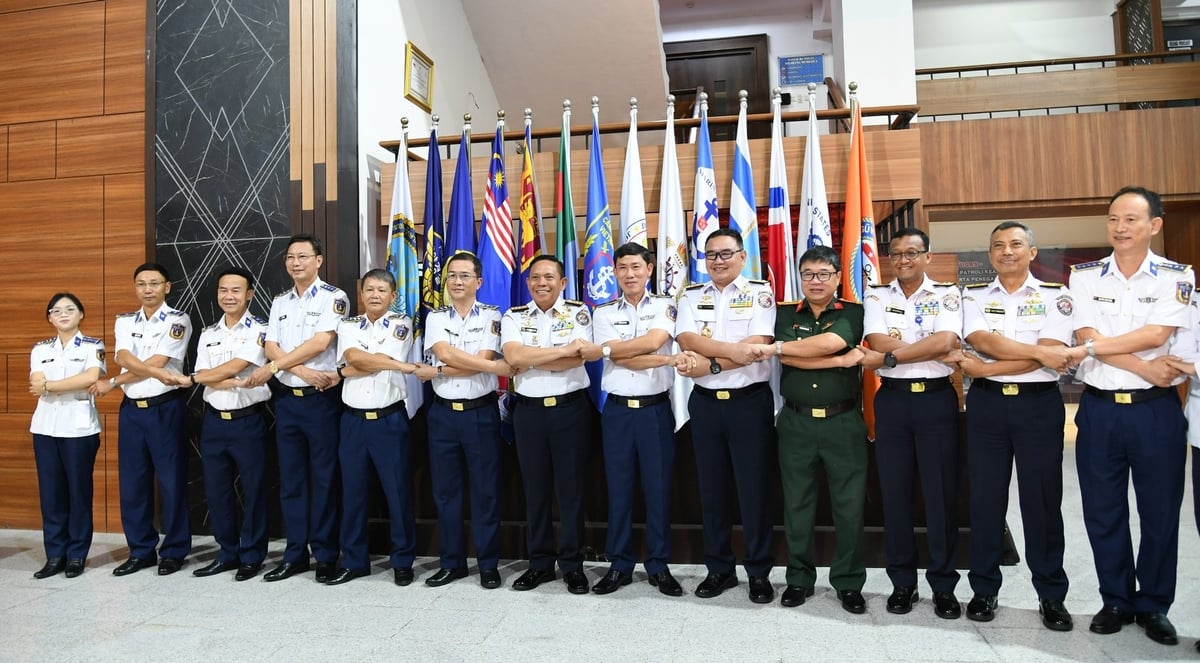 Đại diện các lãnh đạo hai lực lượng chụp ảnh lưu niệm. Ảnh: Đức Định. 