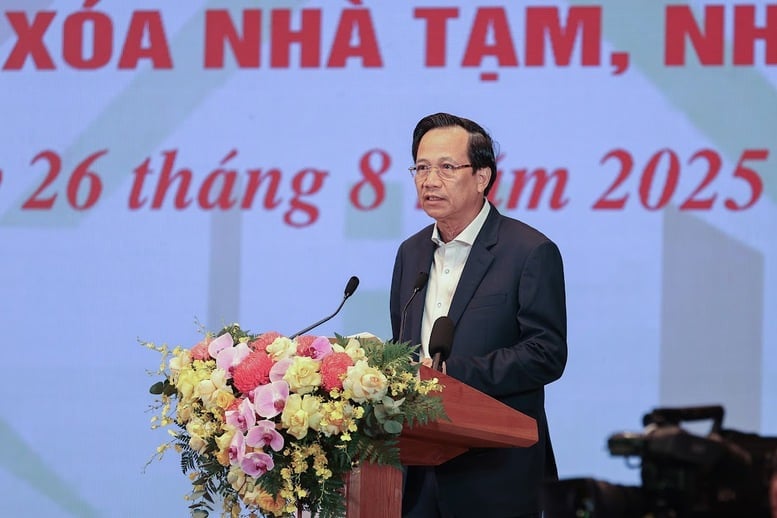 Bộ trưởng Bộ Dân tộc và Tôn giáo Đào Ngọc Dung báo cáo kết quả tổng thể công tác xóa nhà tạm, nhà dột nát trên cả nước. Ảnh: VGP/Nhật Bắc.