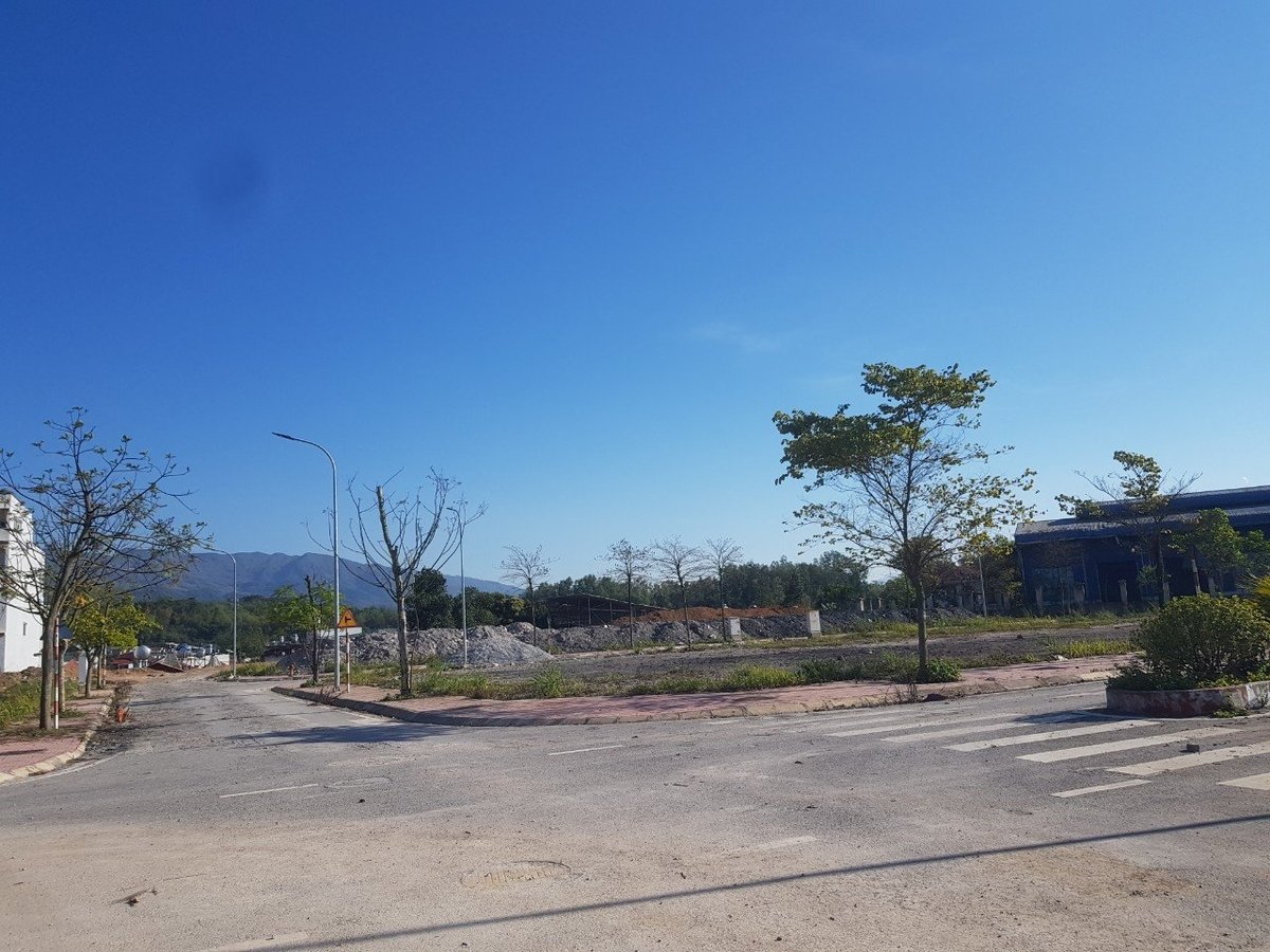 Công tác đo đạc bản đồ địa chính phục vụ dự án phát triển hạ tầng đô thị. Ảnh: Hoàng Châu