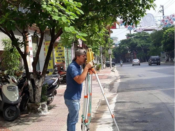 Cán bộ kỹ thuật đo đạc bản đồ địa chính, đảm bảo độ chính xác phục vụ cấp giấy chứng nhận quyền sử dụng đất. Ảnh: Hoàng Châu. 
