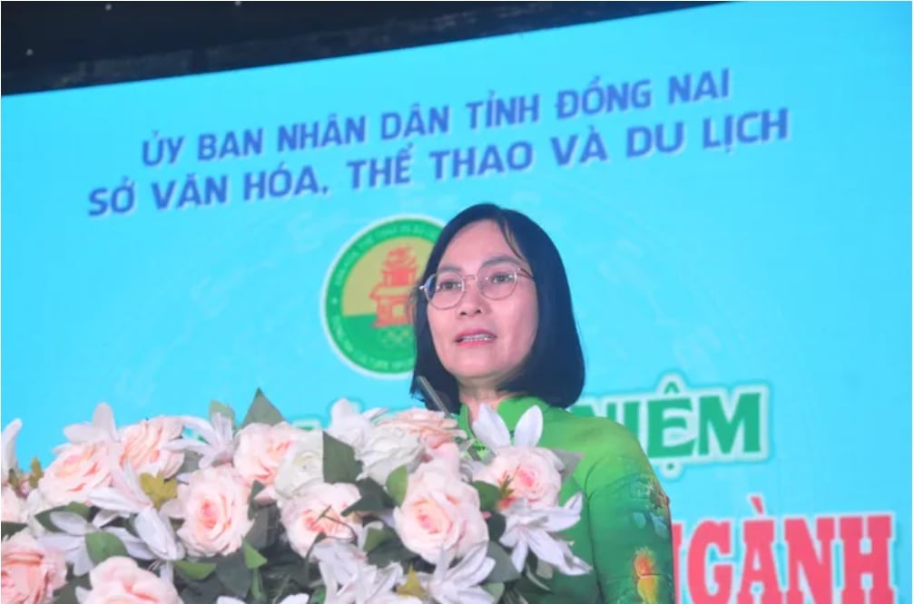 Bà Nguyễn Thị Hoàng - Tỉnh ủy viên, Phó Chủ tịch UBND tỉnh Đồng Nai phát biểu chỉ đạo tại buổi họp mặt kỷ niệm 80 năm ngành Văn hóa. Ảnh: Tường Tú.