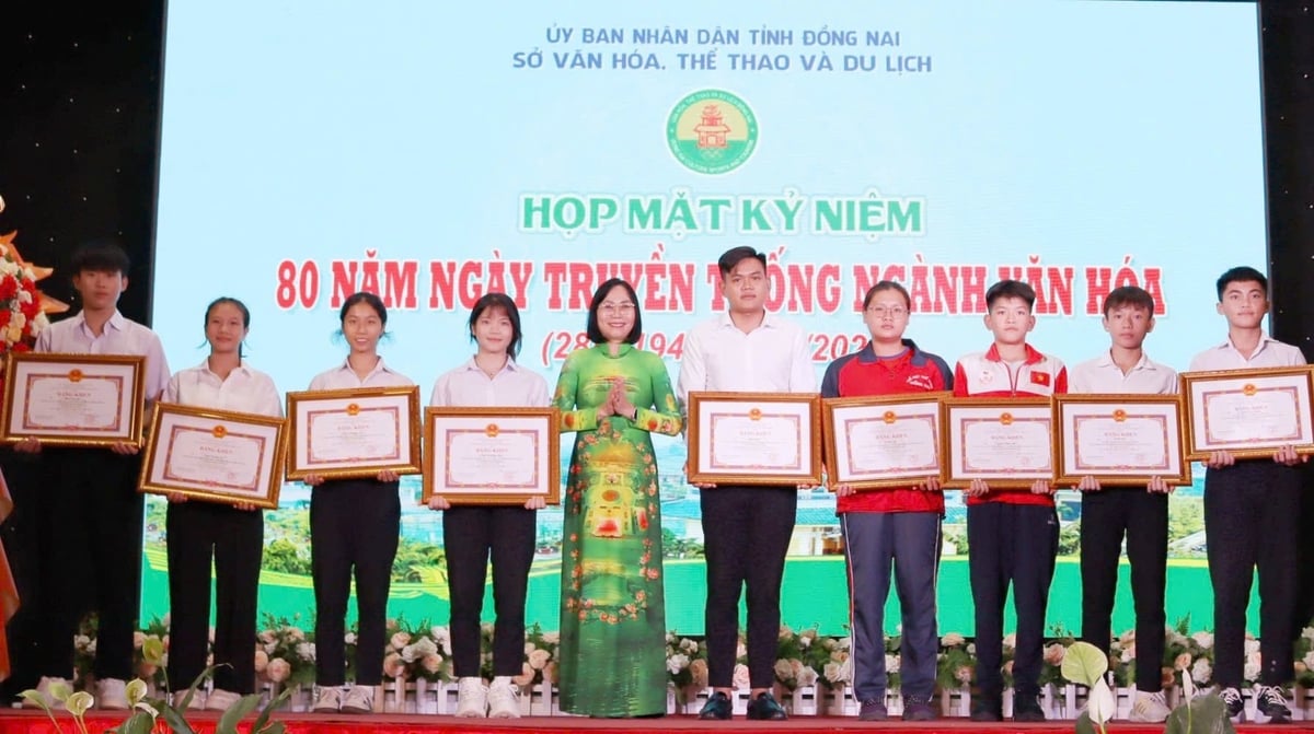 Bà Nguyễn Thị Hoàng - Phó Chủ tịch UBND tỉnh Đồng Nai trao Bằng khen của UBND tỉnh Đồng Nai cho các cá nhân đạt thành tích xuất sắc tại các giải thể thao quốc tế. Ảnh: Tường Tú.