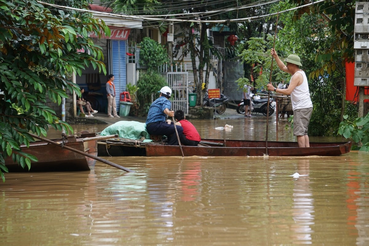 Hiện, tại thôn Cửa Hà, xã Cẩm Thủy, người dân di chuyển chủ yếu bằng thuyền nan. Trong thôn, hầu hết các hộ gia đình đều trang bị thuyền để tiện di chuyển khi nước sông dâng cao. Hiện, tại thôn Cửa Hà, xã Cẩm Thủy, người dân di chuyển chủ yếu bằng thuyền nan. Trong thôn, hầu hết các hộ gia đình đều trang bị thuyền để tiện di chuyển khi nước sông dâng cao.