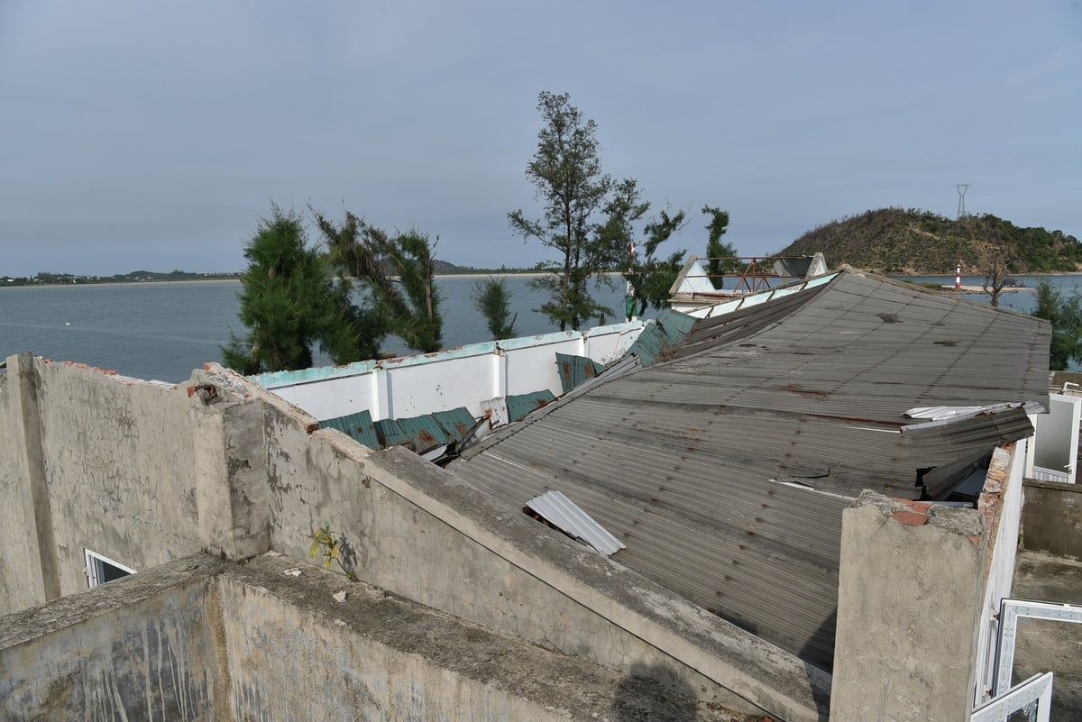 Khu nhà nhân giống nhuyễn thể vẫn tan hoang sau bão Yagi. Ảnh: Dương Đình Tường.