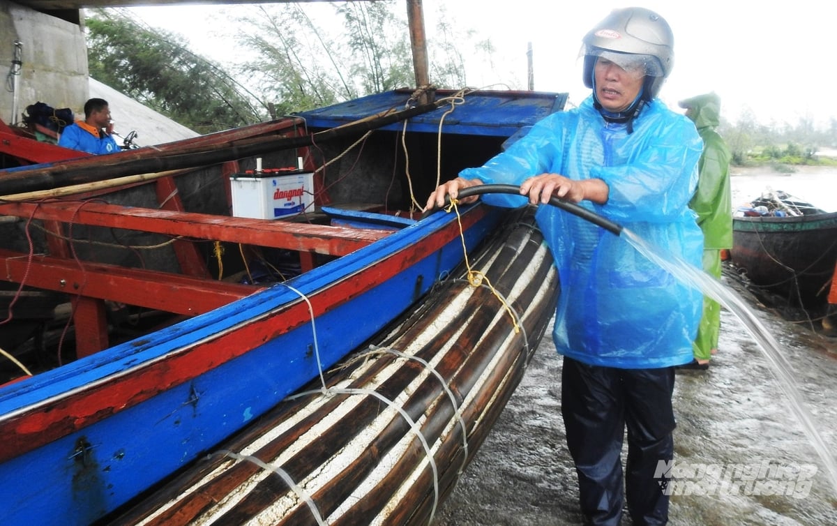 Tại khu vực âu tránh trú bão xã Cổ Đạm, ngư dân Lê Văn Vường chia kể: 'Mấy chục năm rồi tôi mới chứng kiến bão mạnh như thế này. Tôi có 2 chiếc thuyền neo đậu dưới âu nhưng đêm qua bão đã đẩy lên bờ cách vị trí neo đậu ban đầu tầm 20 - 30 m'.