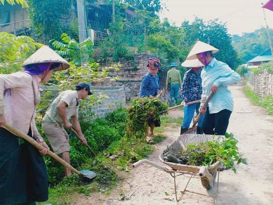 Người dân chung tay dọn dẹp vệ sinh môi trường làm sạch đường làng ngõ xóm. Ảnh: Hoàng Châu. 