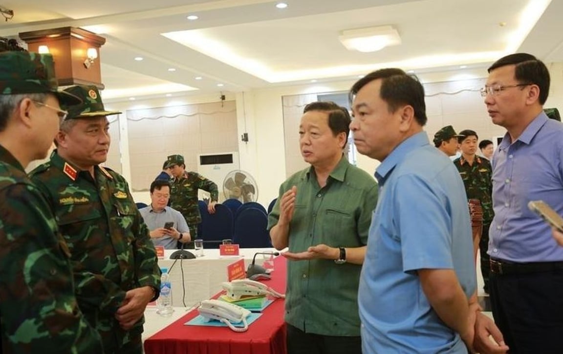 Phó Thủ tướng Trần Hồng Hà trao đổi trực tiếp sau cuộc họp chiều tối 25/8. Ảnh: VGP/Minh Khôi