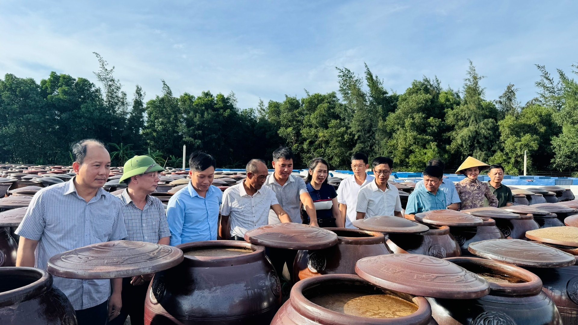 Các thành viên Hội đồng kiểm tra sản phẩm nước mắm Luận Nghiệp của HTX Thu mua và Chế biến Thủy hải sản Chiến Thắng. Ảnh: Ánh Nguyệt.