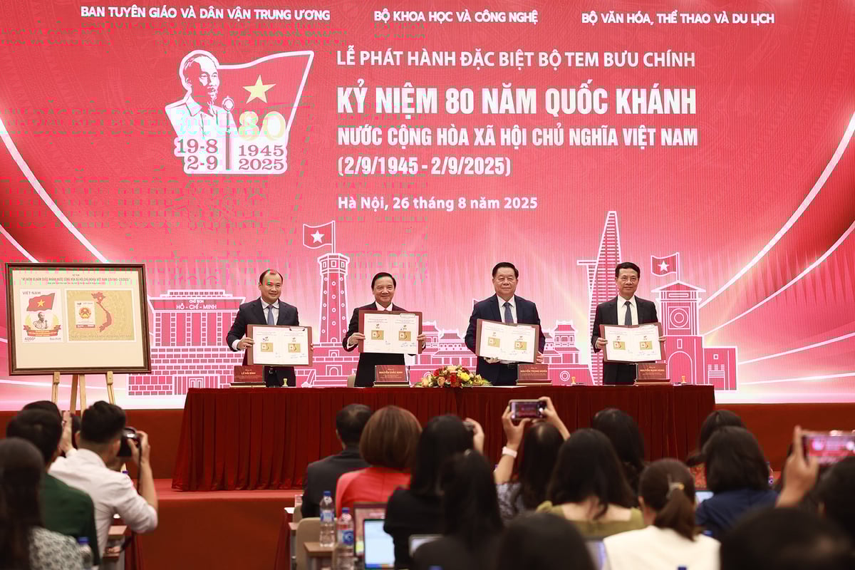Các đại biểu thực hiện nghi thức ký bìa phát hành đặc biệt bộ tem và đóng dấu lưu niệm. Ảnh: Tùng Đinh.