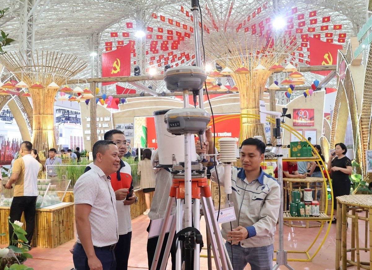 Bộ thiết bị quan trắc khí tượng tự động phục vụ khảo sát bão, lũ. Ảnh: Trung Nguyên. 