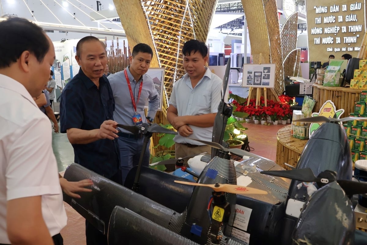 Thứ trưởng Phùng Đức Tiến tham quan dàn máy bay không người lái (UAV) phục vụ công tác thu nhận dữ liệu không gian địa lý. Ảnh: Trung Nguyên. 
