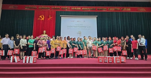 Ban tổ chức trao cây giống cho người dân phường Thanh Liệt, TP. Hà Nội để trồng tại công viên Chu Văn An. Ảnh: Quyết Thắng. Ban tổ chức trao cây giống cho người dân phường Thanh Liệt, TP. Hà Nội để trồng tại công viên Chu Văn An. Ảnh: Quyết Thắng.