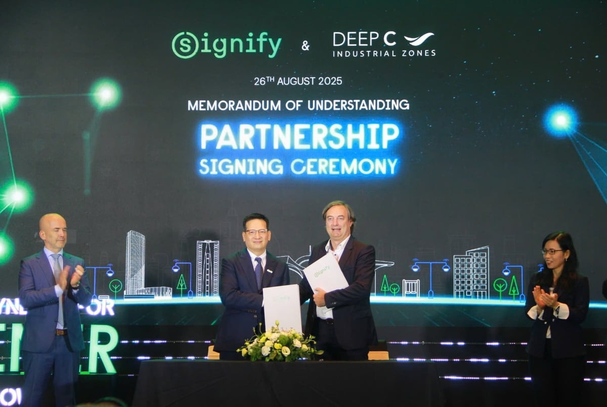 Ký kết hợp tác giữa Signify Việt Nam và DEEP C Industrial Zones, khẳng định cam kết chung về phát triển bền vững. Ảnh: Hoàng Phong.