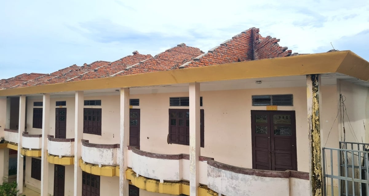 Tầng 2 của Trường Tiểu học Hòa Bình bị tốc mái toàn bộ. Ảnh: Việt Khánh. Tầng 2 của Trường Tiểu học Hòa Bình bị tốc mái toàn bộ. Ảnh: Việt Khánh.