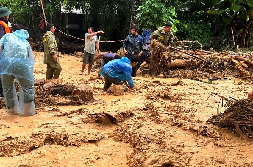 Dòng chảy sông suối ngày thường giờ biến dạng, ngổn ngang. Ảnh: UBND xã Sơn Điện.