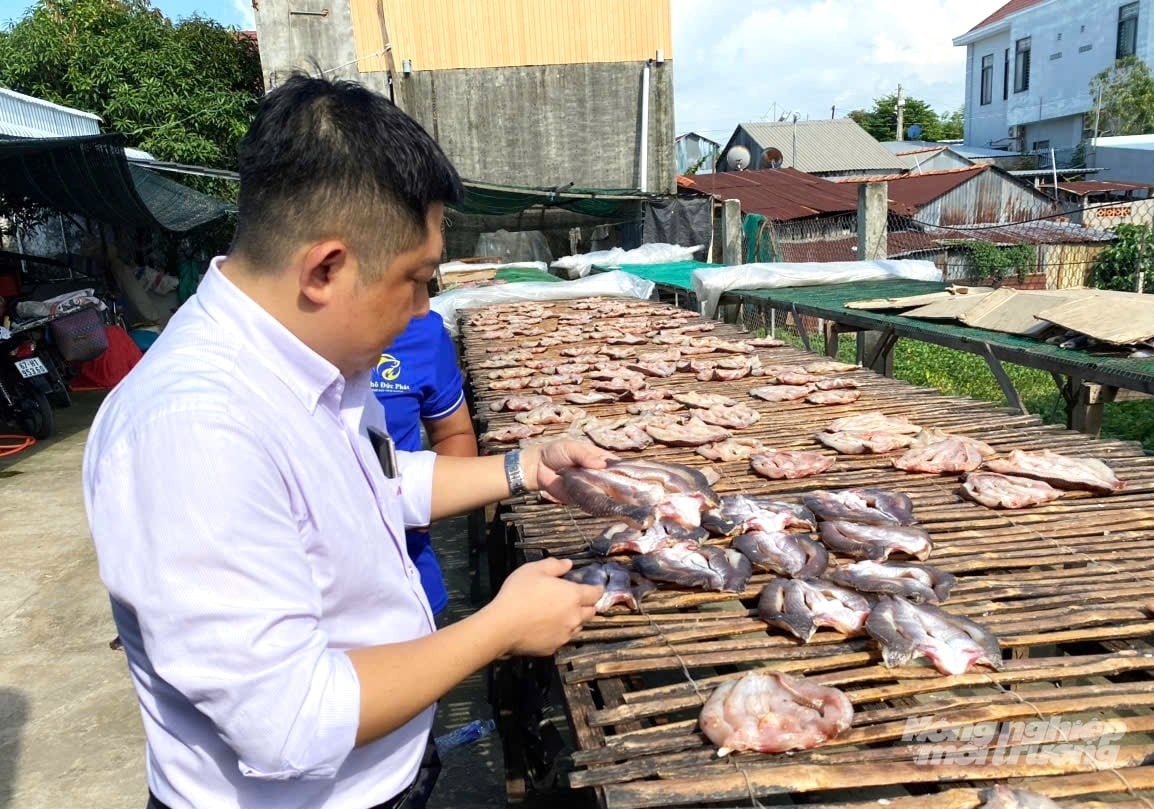 Xây dựng nông thôn mới nâng cao, xã Châu Phong tập trung hỗ trợ phát triển kinh tế tập thể, chế biến nâng cao giá trị nông sản, nâng tầm thành sản phẩm OCOP để tăng thu nhập cho người dân. Ảnh: Trung Chánh.