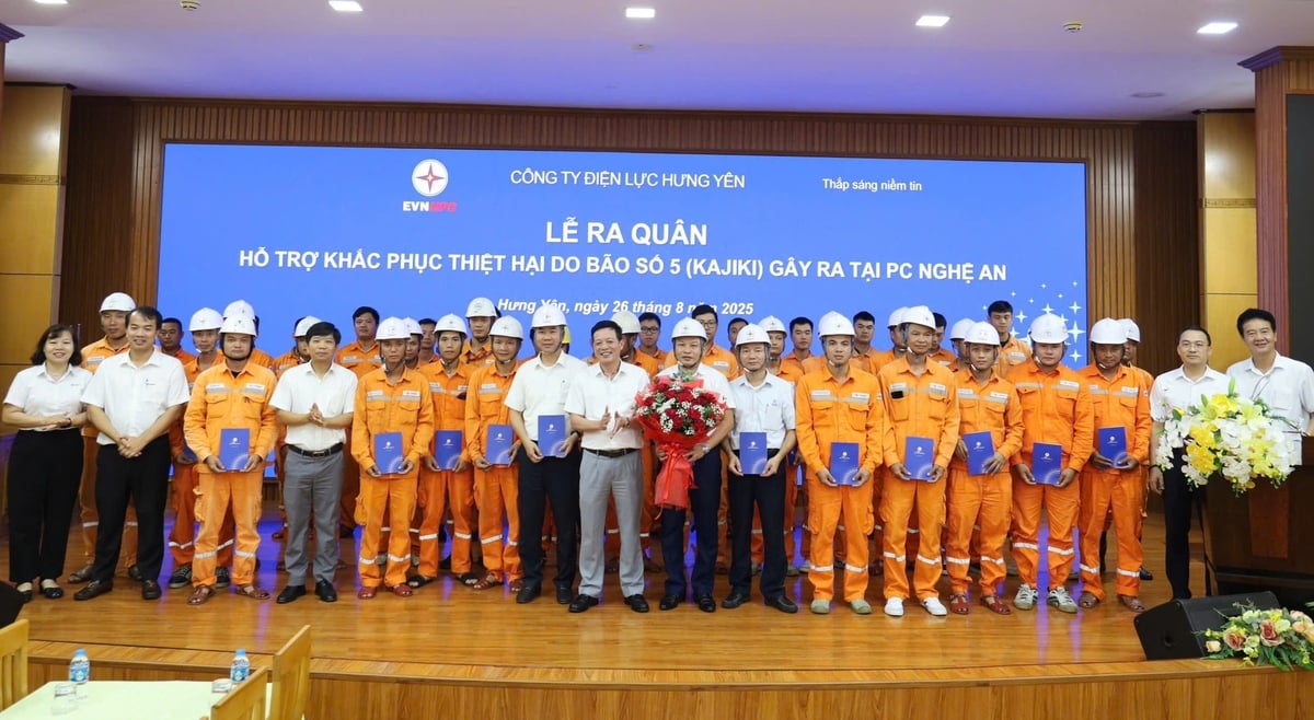 PC Hưng Yên hỗ trợ khắc phục hệ thống lưới điện tại tỉnh Nghệ An. Ảnh: EVNNPC. PC Hưng Yên hỗ trợ khắc phục hệ thống lưới điện tại tỉnh Nghệ An. Ảnh: EVNNPC.