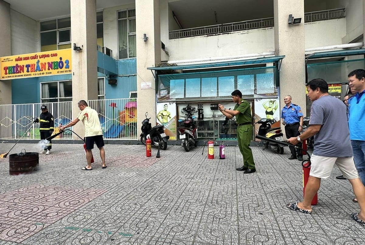 Người dân tại TPHCM diễn tập phương án chữa cháy. Ảnh: Thục Vy.