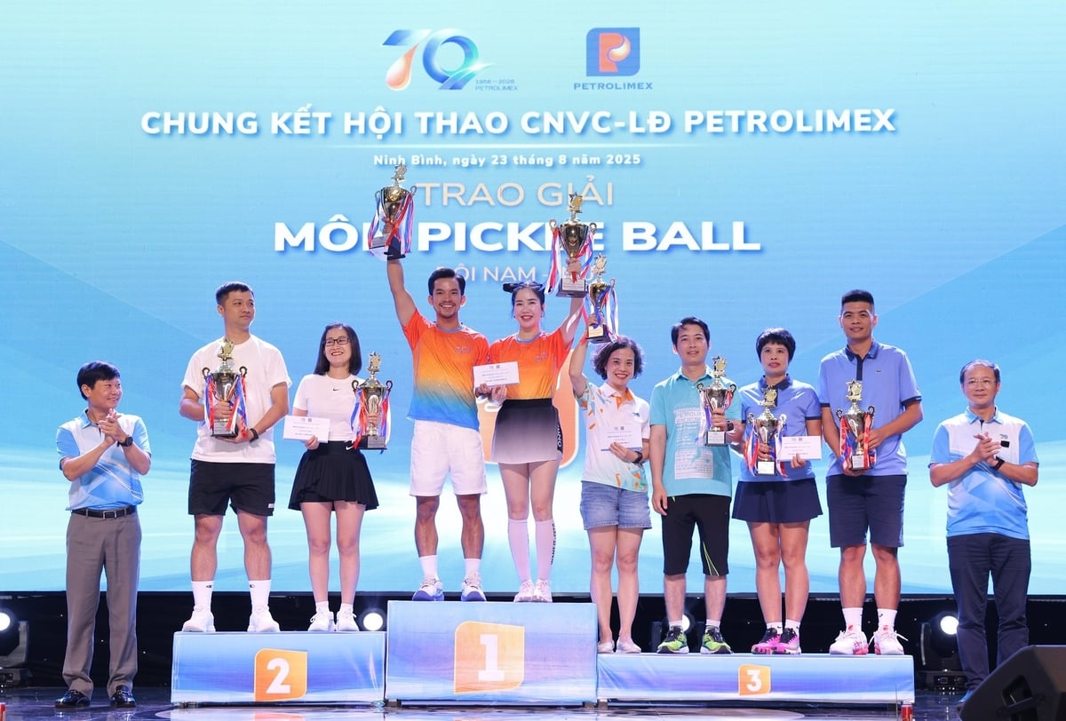 Ban Tổ chức trao giải môn Pickleball Hạng mục Đôi nam nữ. Ảnh: Petrolimex.