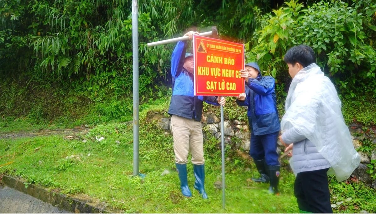 Cơ quan chức năng phường Sa Pa đã có mặt để cắm biển cảnh báo và khắc phục hậu quả do mưa bão gây ra. Ảnh: Nguyễn Tuấn.