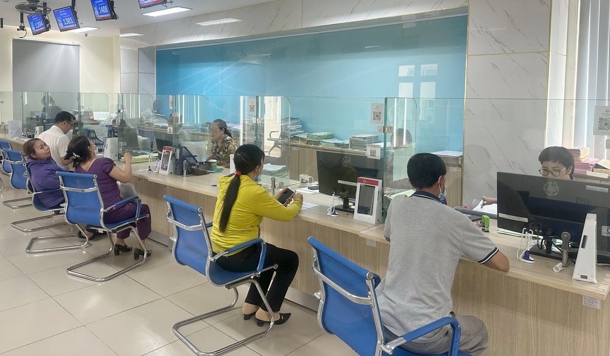 Giải quyết thủ tục hành chính về lĩnh vực nông nghiệp và môi trường tại Trung tâm Phục vụ hành chính công tỉnh Đồng Nai. Ảnh: Tường Tú.