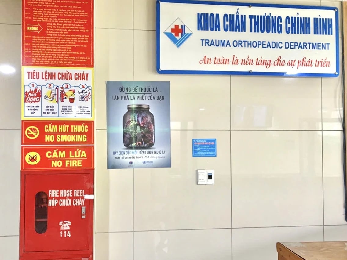 Tại các cơ sở y tế được dán áp phích tờ rơi về PCTHTL. Ảnh: BVĐKHV.