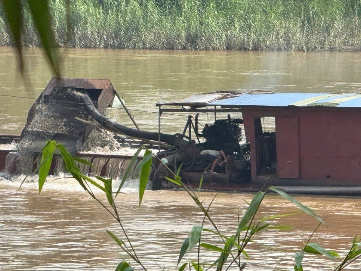 Tàu hút cát không số hoạt động ngang nhiên trên sông Hồng, địa phận Lào Cai. Ảnh: Bảo Hà.