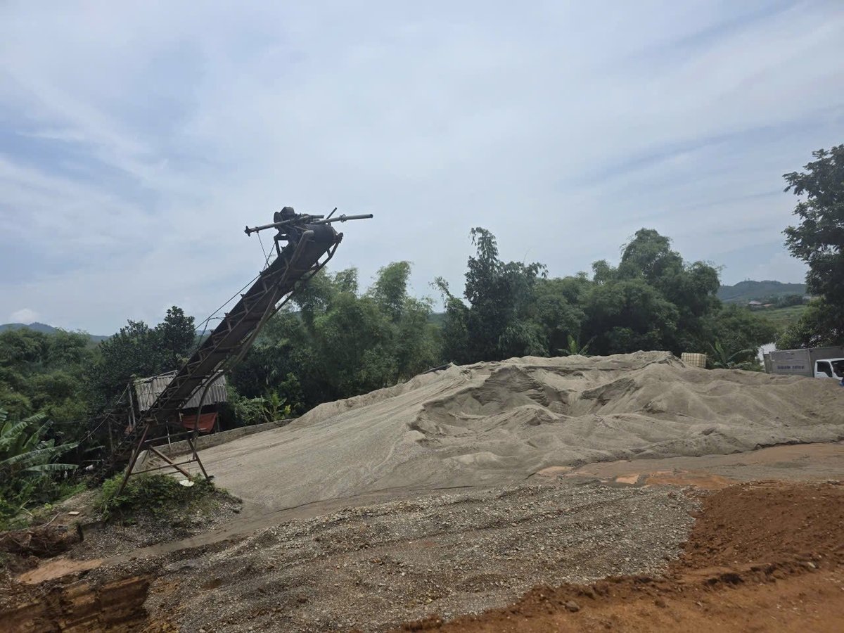Bãi tập kết của ông Nguyễn Ngọc Tuyến, tuy đã bị đình chỉ nhưng vẫn hoạt động. Ảnh: Bảo Hà.