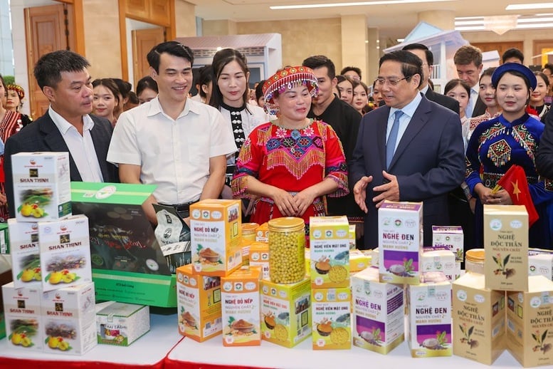 Thủ tướng Phạm Minh Chính tham quan các sản phẩm OCOP trưng bày tại Hội nghị. Ảnh: VGP/Nhật Bắc.