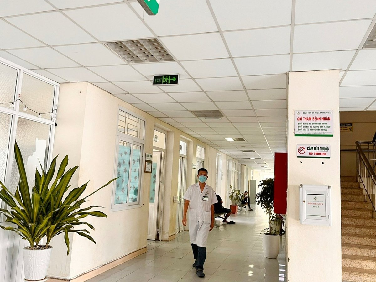 Tại các địa điểm công cộng như bệnh viện, trường học ... ở phường Cam Đường, tỉnh Lào Cai trên tường đều được treo biển 'Cấm hút thuốc' góp phần nâng cao ý thức cộng đồng về tác hại của thuốc lá.  Ảnh: Bích Hợp.