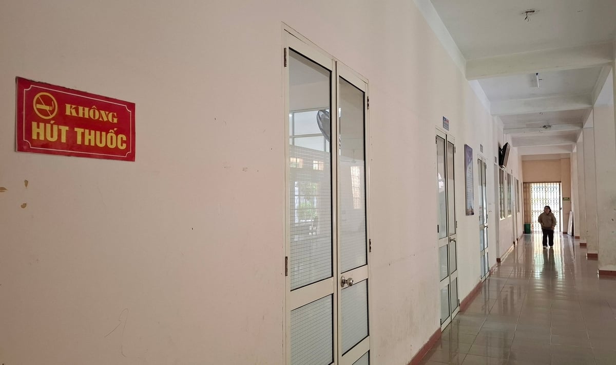 Các biển cảnh báo 'cấm hút thuốc' hay những khẩu hiệu về tác hại thuốc lá được triển khai lắp đặt tại trường Đại học Sư phạm. Ảnh: Văn Dinh.