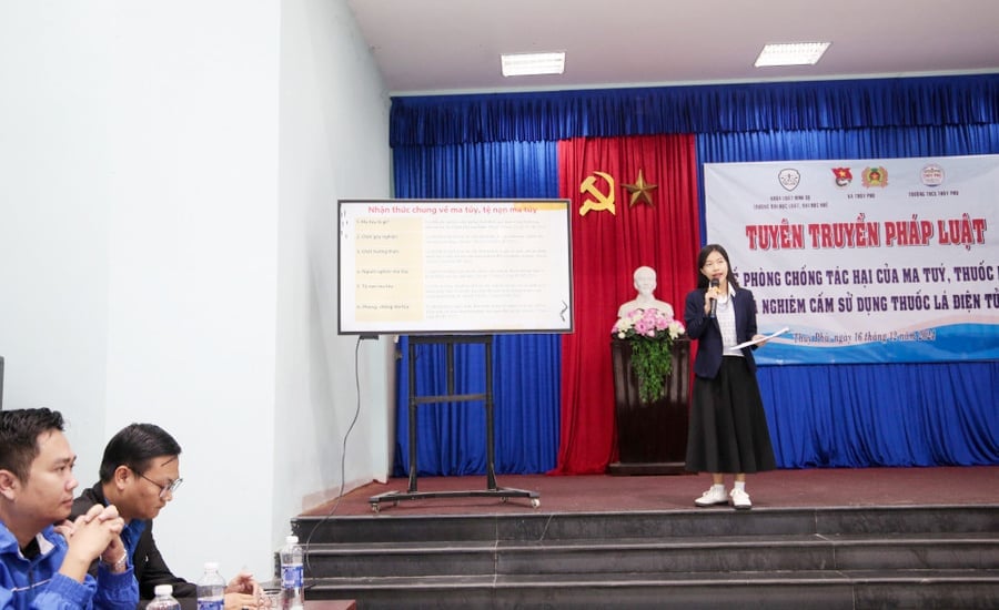Đại học Huế đã và đang triển khai nhiều giải pháp đồng bộ nhằm xây dựng môi trường giảng đường không khói thuốc, nâng cao nhận thức cho sinh viên, giảng viên… Ảnh: Văn Dinh.