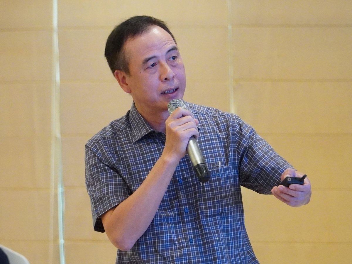 Ông Tăng Quốc Chính, đại diện Cục Quản lý đê điều và Phòng, chống thiên tai chỉ ra một số thách thức về hạ tầng thủy lợi ở ĐBSCL. Ảnh: Kim Anh.