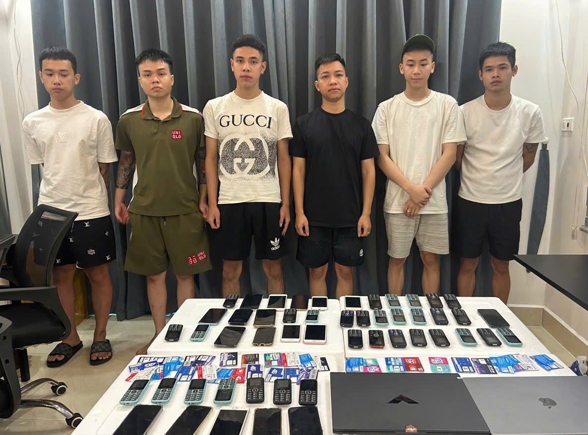 Các đối tượng và tang vật liên quan. Ảnh: Công an TP Đà Nẵng.