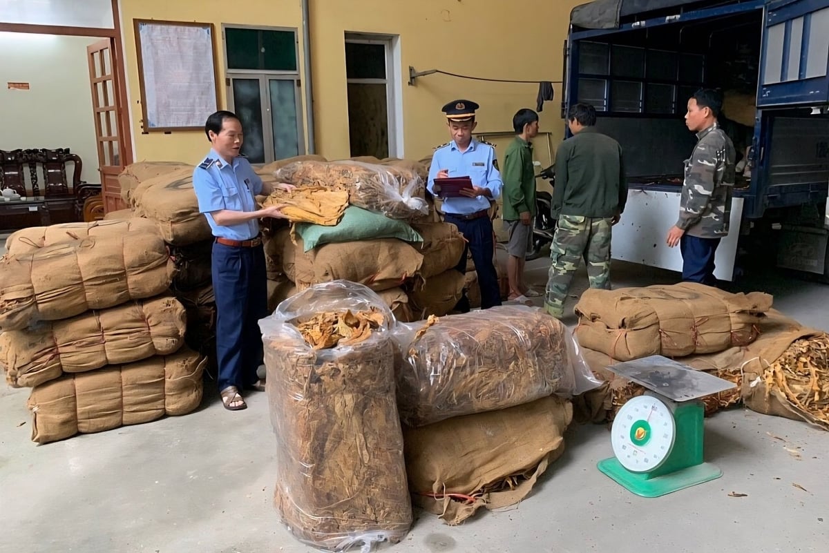 Lực lượng quản lý thị trường Lạng Sơn phát hiện, thu giữ số lượng lớn thuốc lá nghi nhập lập từ Trung Quốc. Ảnh: QLTTLS.