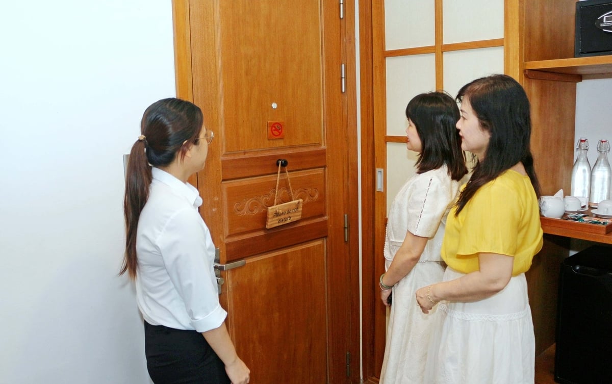 Trung tâm Kiểm soát bệnh tật TP Huế (Sở Y tế) thành lập Đoàn giám sát tổ chức giám sát hoạt động PCTHTL tại các khách sạn trên địa bàn. Ảnh: Văn Dinh.