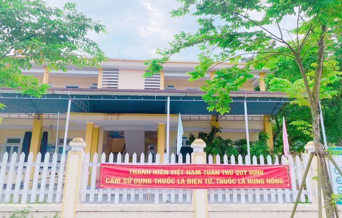 100% cơ sở y tế, trường học tại TP Huế thực hiện nghiêm quy định địa điểm cấm hút thuốc lá hoàn toàn. Nhiều băng rôn với thông điệp PCTHTL đã được treo trên các trục đường chính, các trụ sở xã, phường trên địa bàn thành phố. Ảnh: Văn Dinh.