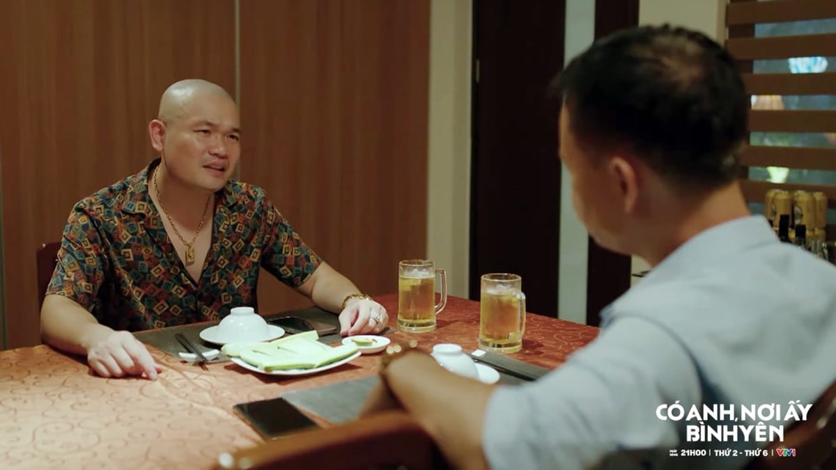 Phát gặp Bằng để làm 'êm' vụ trại lợn. Ảnh CMH