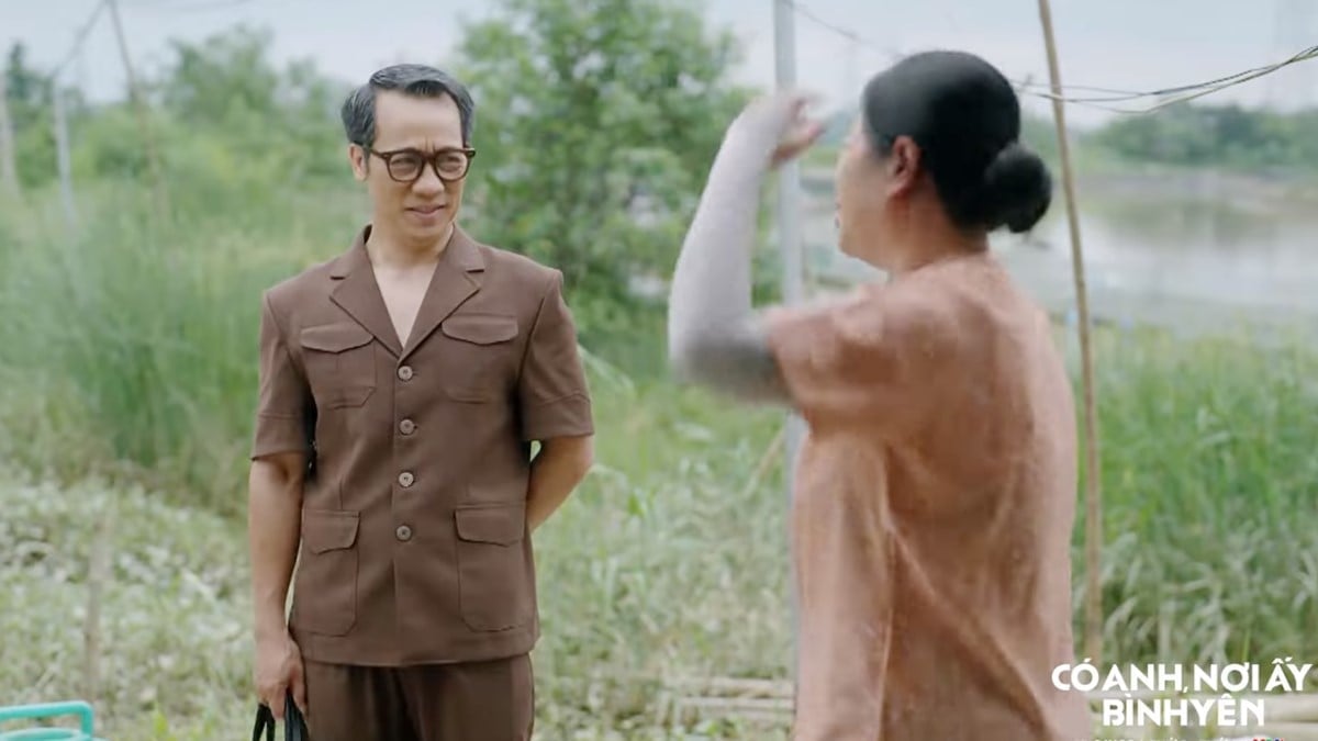 Ông Thứ xuống trấn an người nuôi cá. Ảnh CMH