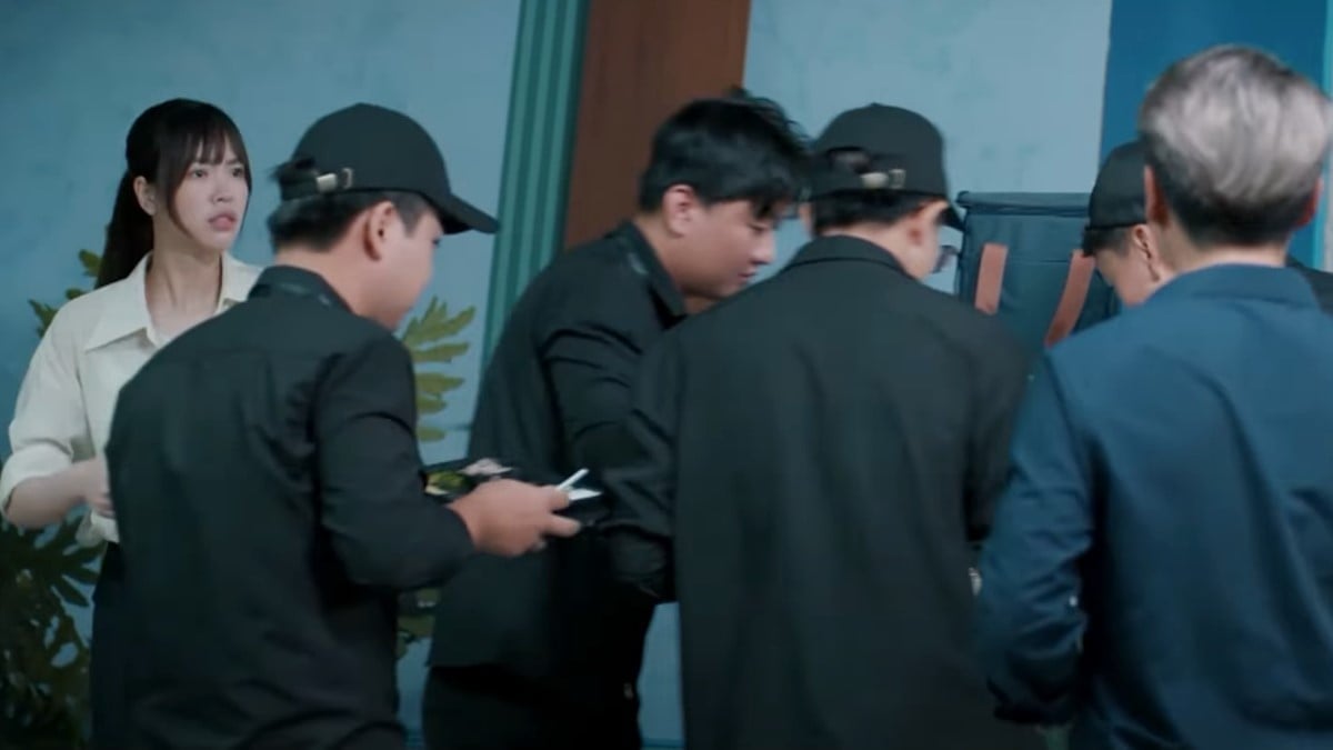 Nhưng bị các đồng nghiệp giành. Ảnh CMH
