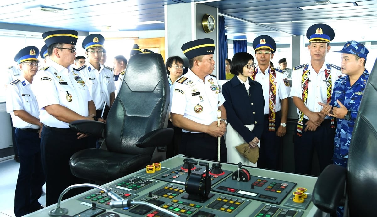 Tư lệnh lực lượng Cảnh sát biển Indonesia và đoàn công tác tham quan Tàu Cảnh sát biển Việt Nam 8001. Ảnh: Đức Định. 