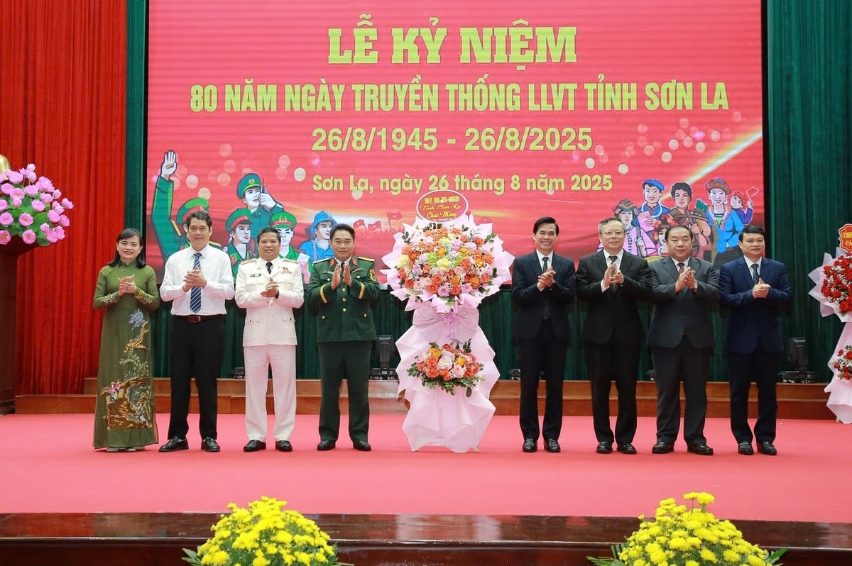 Các đồng chí lãnh đạo tỉnh tặng hoa chúc mừng lực lượng vũ trang tỉnh Sơn La. Ảnh: Quốc Tuấn