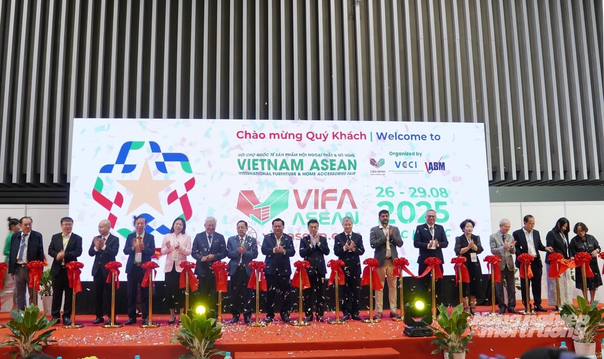 Khai mạc Hội chợ Quốc tế Sản phẩm Nội Ngoại thất và Mỹ nghệ Việt Nam - ASEAN lần thứ 3 (VIFA ASEAN 2025). Ảnh: Nguyễn Thủy.