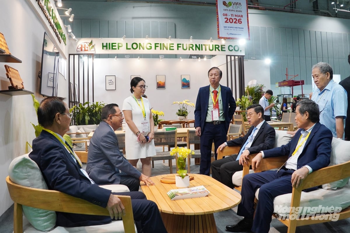 Đại biểu tham quan, trải nghiệm các gian hàng trưng bày tại Hội chợ VIFA ASEAN 2025. Ảnh: Nguyễn Thủy.