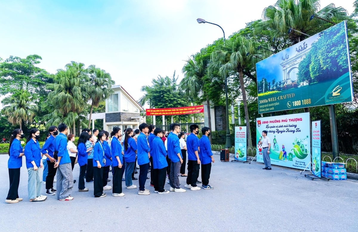 Các lực lượng tham gia buổi lễ ra quân vệ sinh môi trường tuyến đường Nguyễn Hoàng Tôn. Ảnh: Ciputra Hanoi.