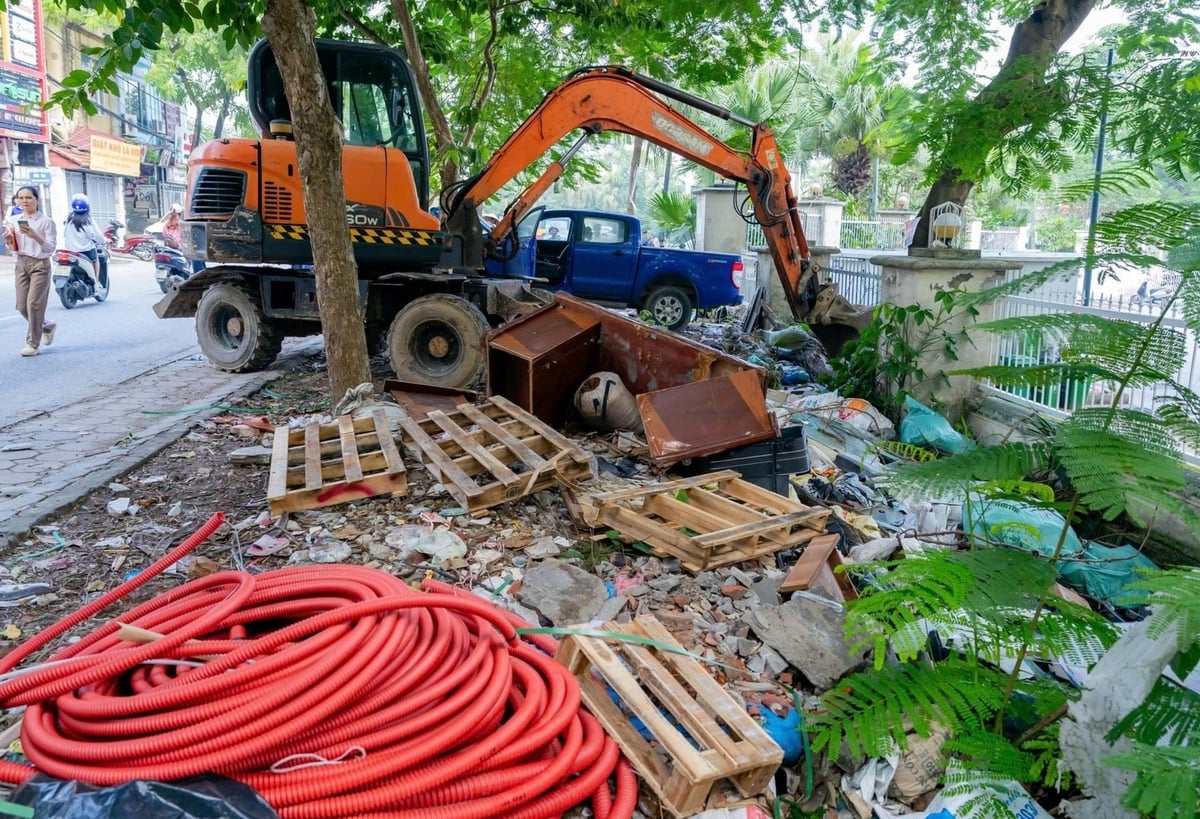 Các lực lượng cùng nhau thu gom rác thải, ứ đọng gây ô nhiễm, tiềm ẩn nhiều nguy cơ dịch bệnh và xóa bỏ điểm mất mĩ quan đô thị trên tuyến đường Nguyễn Hoàng Tôn. Ảnh: Ciputra Hanoi.