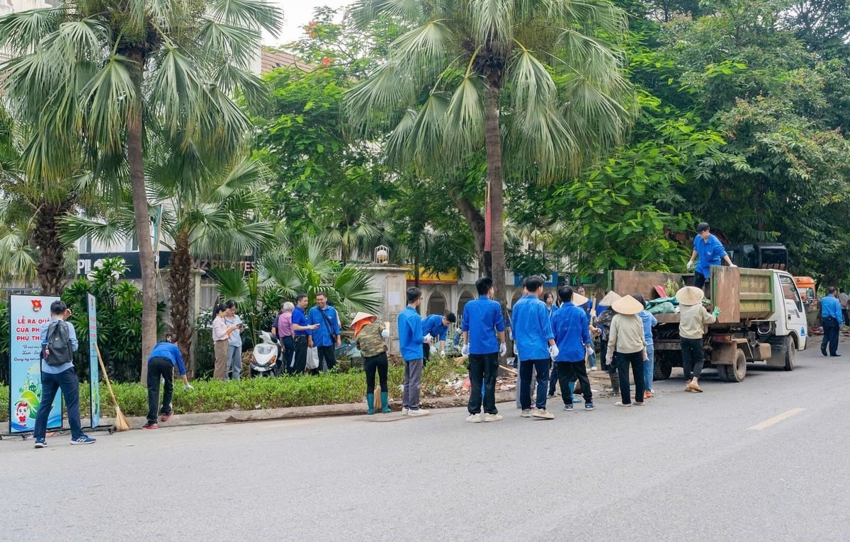 Các lực lượng tích cực tham gia công tác bảo đảm vệ sinh môi trường, góp phần xây dựng diện mạo đô thị sáng - xanh - sạch - đẹp. Ảnh: Ciputra Hanoi.