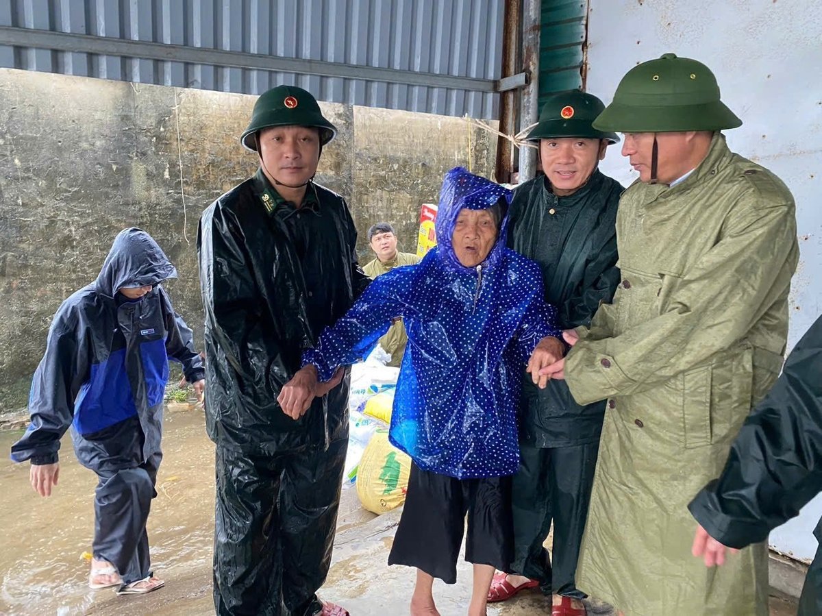 Thủ tướng yêu cầu các địa phương rà soát, thống kê, đánh giá sơ bộ thiệt hại và huy động lực lượng quân đội, công an, thanh niên khẩn trương khắc phục hậu quả. Ảnh: Quốc Toản.